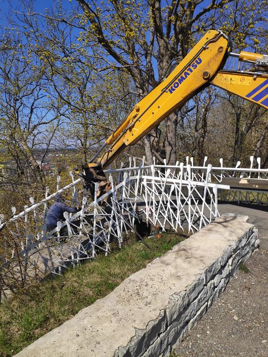 Lubja mäe jalamile 2017. aasta kohalike valimiste eel kiiruga ehitatud Põhjakonna trepp on hakanud lagunema. Fotol toimub trepi ülesmise osa teisaldamine, aga t